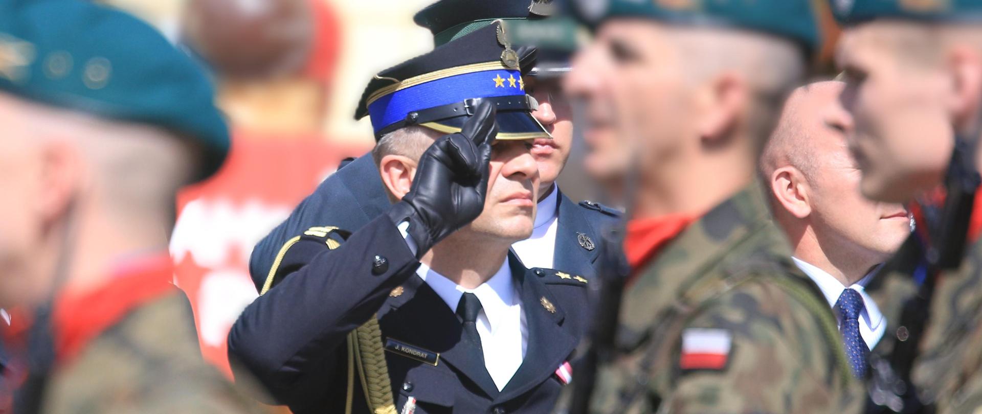 15 sierpnia obchodzone jest Święto Wojska Polskiego. Na zdjęciu Podlaski Komendant Wojewódzki PSP w trakcie defilady wojskowej.