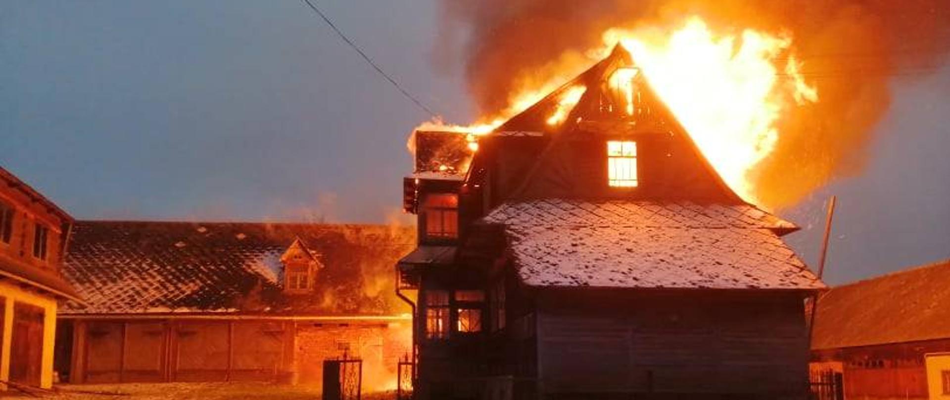 Pożar zabudowania mieszkalno – gospodarczego w kształcie litery L w miejscowości Czerwienne.