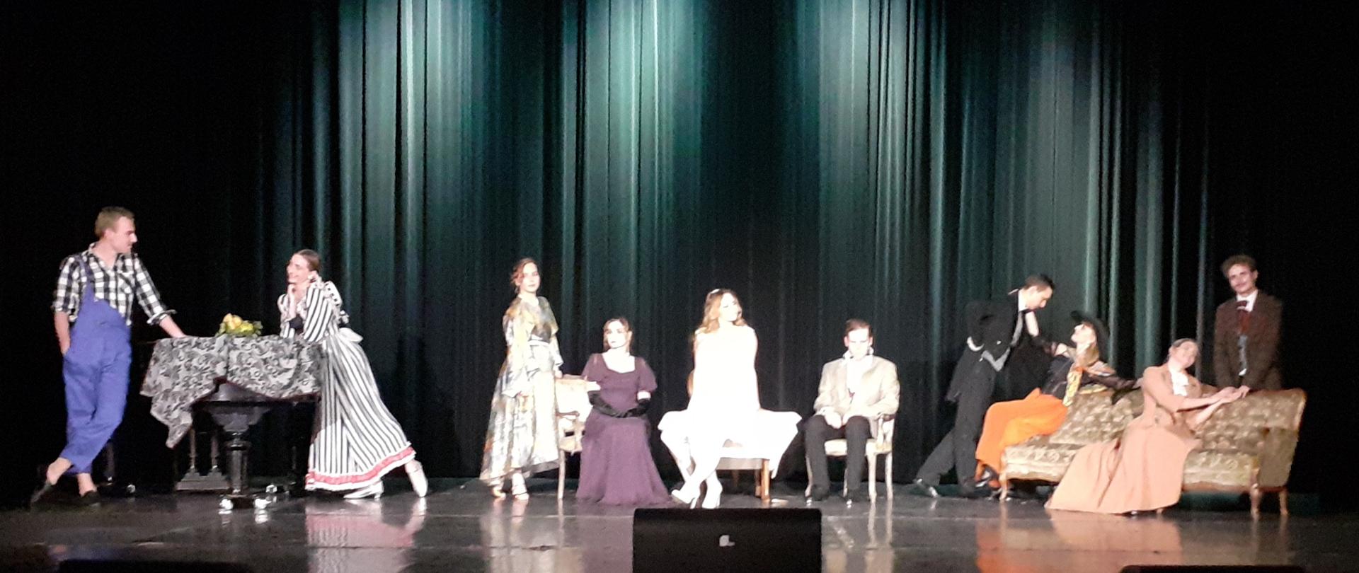 Zdjęcie przedstawia uczniów szkoły grających w spektaklu "Dyplom 2022 na bis".