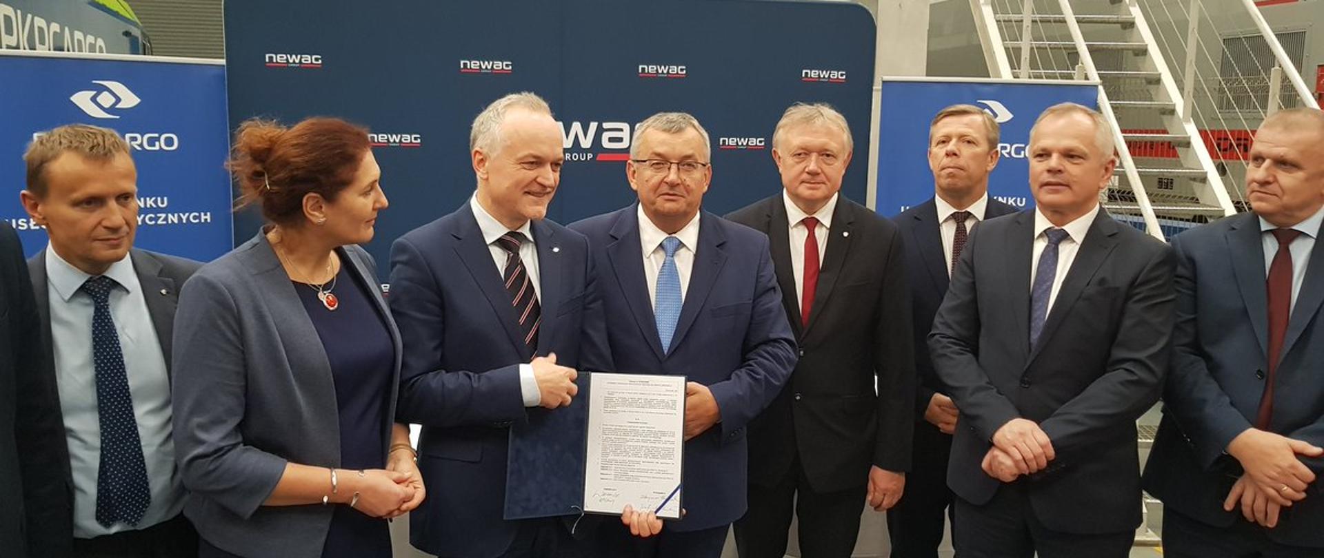 Minister A. Adamczyk uczestniczył w podpisaniu umowy na budowę 3 nowoczesnych lokomotyw dla PKP Cargo SA