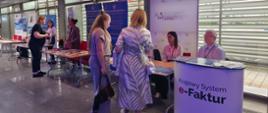 Stanowisko informacyjne świętokrzyskiej KAS. Eksperci udzielają uczestnikom konferencji informacji w zakresie JPK PD, eUS, KSeF.