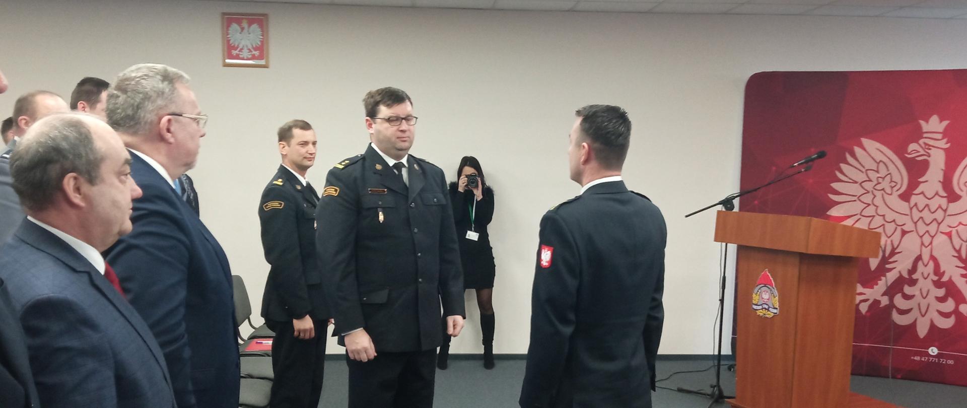 składanie meldunku strażakowi przez innego strażaka