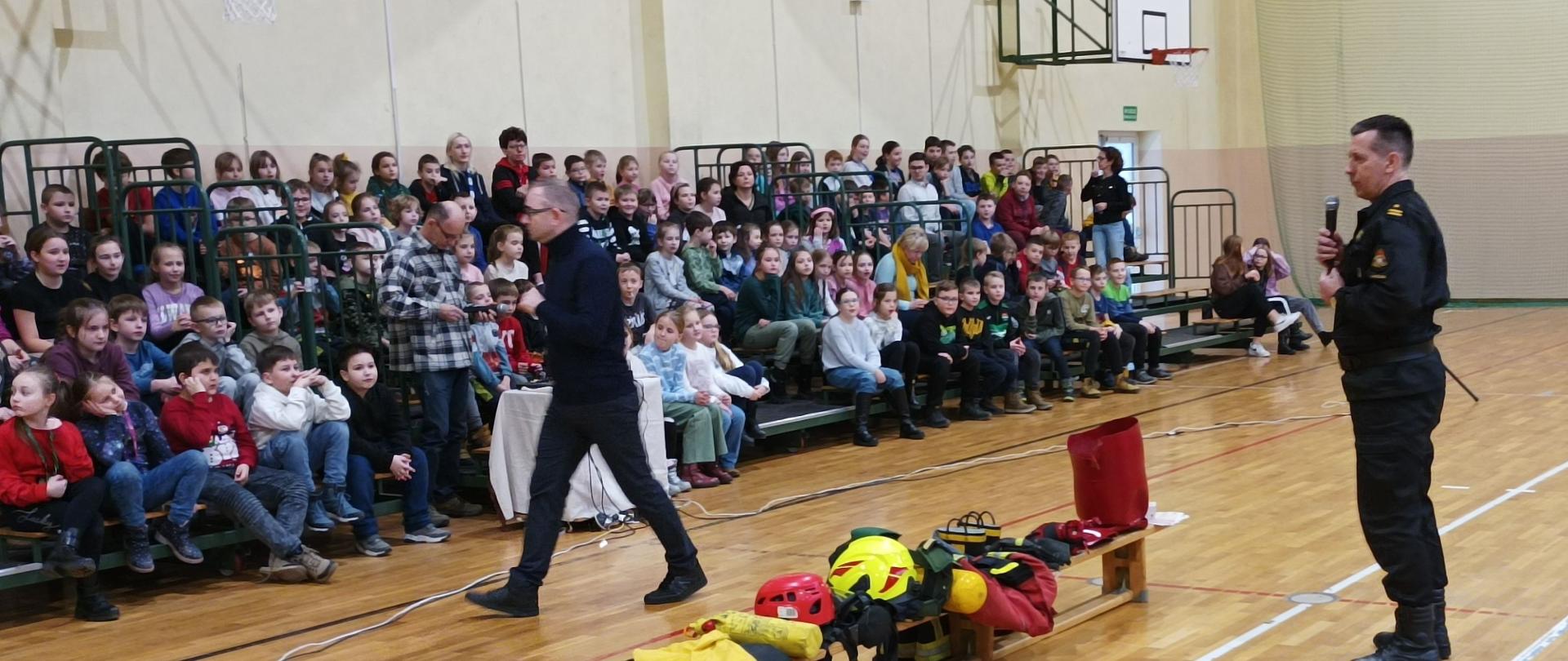 Strażacy z wizytą w Szkole Podstawowej nr 2 w Gniewkowie w ramach Programu Szkoła Przyjazna Wodzie „Aktywni Błękitni” – III edycja