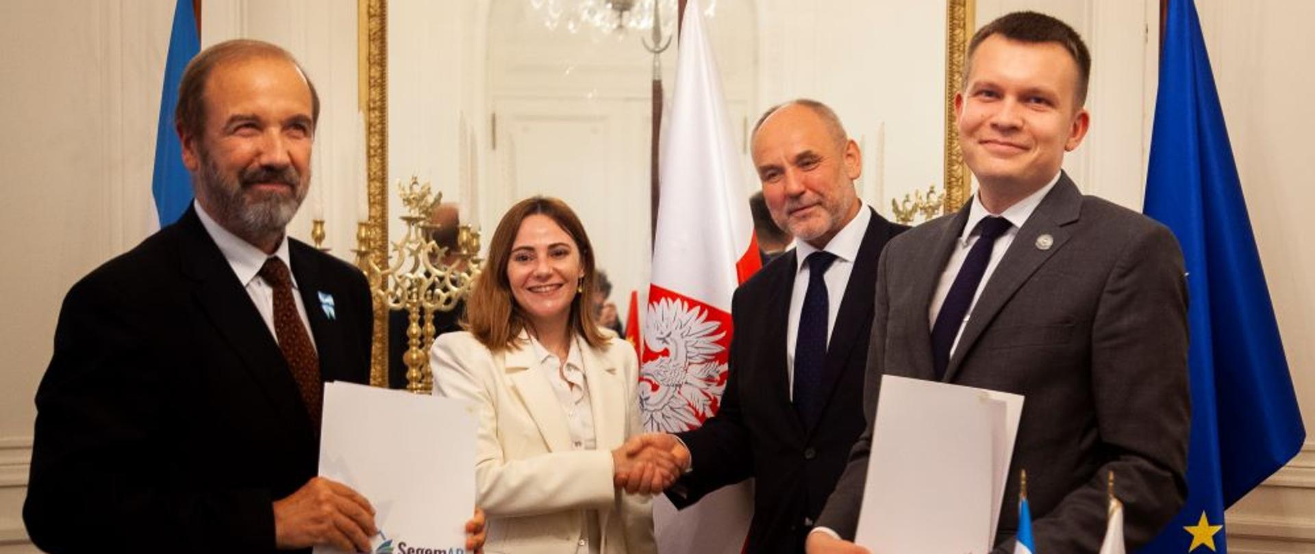 W siedzibie Ambasady RP w Buenos Aires odbyło się uroczyste podpisanie Memorandum of Understanding między PIG-PIB i SEGEMAR, czyli polskimi i argentyńskimi służbami geologicznymi. W imieniu oby instytucji porozumienie podpisali Prezes SEGEMAR Eduardo Zappettini i Zastępca Dyrektora PIG-PIB Andrzej Głuszyński. 