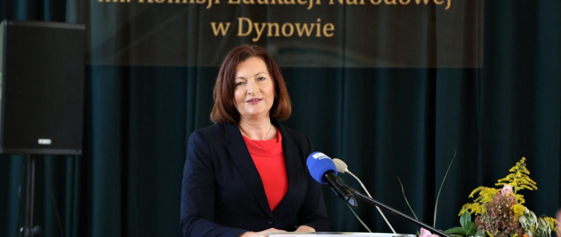 Wojewoda podkarpacki Ewa Leniart przemawia podczas uroczystej inauguracji raku szkolnego w liceum ogólnokształcącym w Dynowie