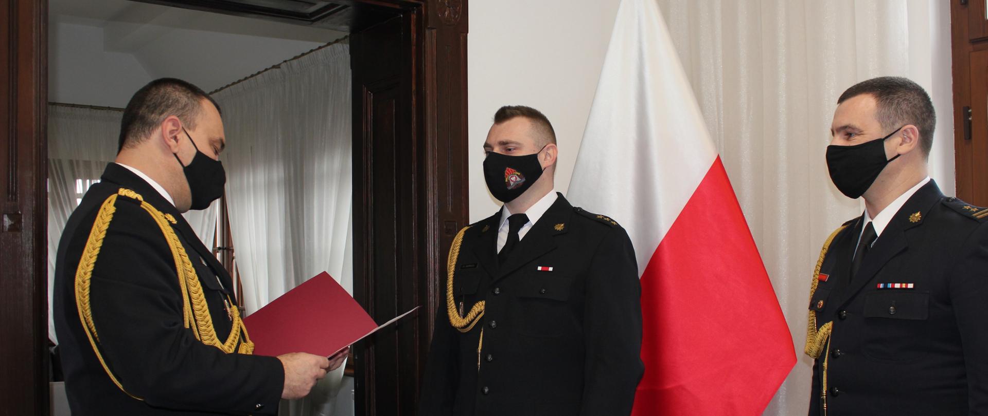 na zdjęciu trzech funkcjonariuszy - nadbrygadier Komoszyński odczytuje decyzję powołującą nowego zastępcę w obecności brygadiera Szczepanika. 
