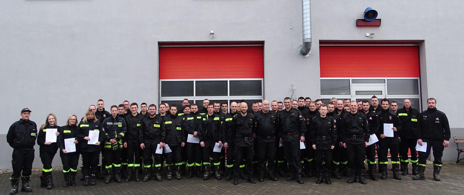 Zdjęcie wykonano w ciągu dnia na placu Komendy Powiatowej Państwowej Straży Pożarnej w Sępólnie Krajeńskim. Wspólne zdjęcie strażaków Ochotniczej Straży Pożarnej wraz z młodszym brygadierem Józefem Dunajskim oraz Komendantem Państwowej Straży Pożarnej w Sępólnie Krajeńskim starszym brygadierem Maciejem Suchomskim oraz dowódcami Jednostki ratowniczo- gaśniczej.