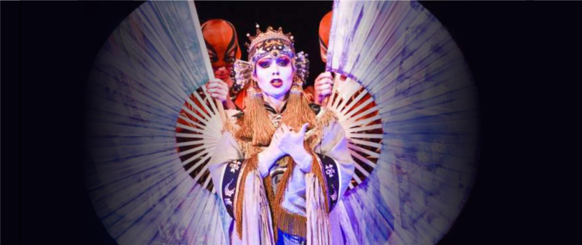 Grafika przedstawia śpiewaczkę operową na scenie