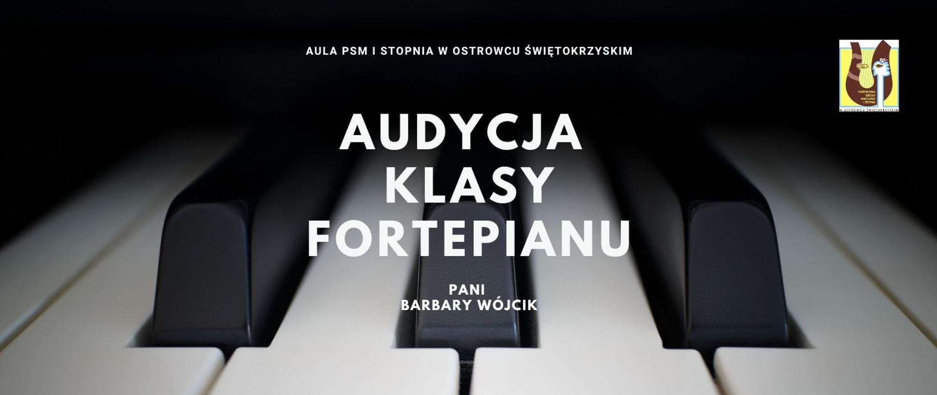 zdjęcie przedstawia fragment klawiatury fortepianowej z napisami w kolorze białym, z logo szkoły w prawym górnym roku