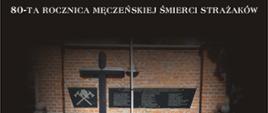 Zdjęcie wykonane na cmentarzu komunalnym. Na zdjęciu widać pomnik zamordowanych przez hitlerowskich żołnierzy strażaków. Na płycie położony jest wieniec w kolorze zielonym z biało – czerwoną szarfą. Tło zdjęcia w kolorze czarnym. Na górze nad zdjęciem widnie napis w kolorze białym 80-ta rocznica męczeńskiej śmierci strażaków