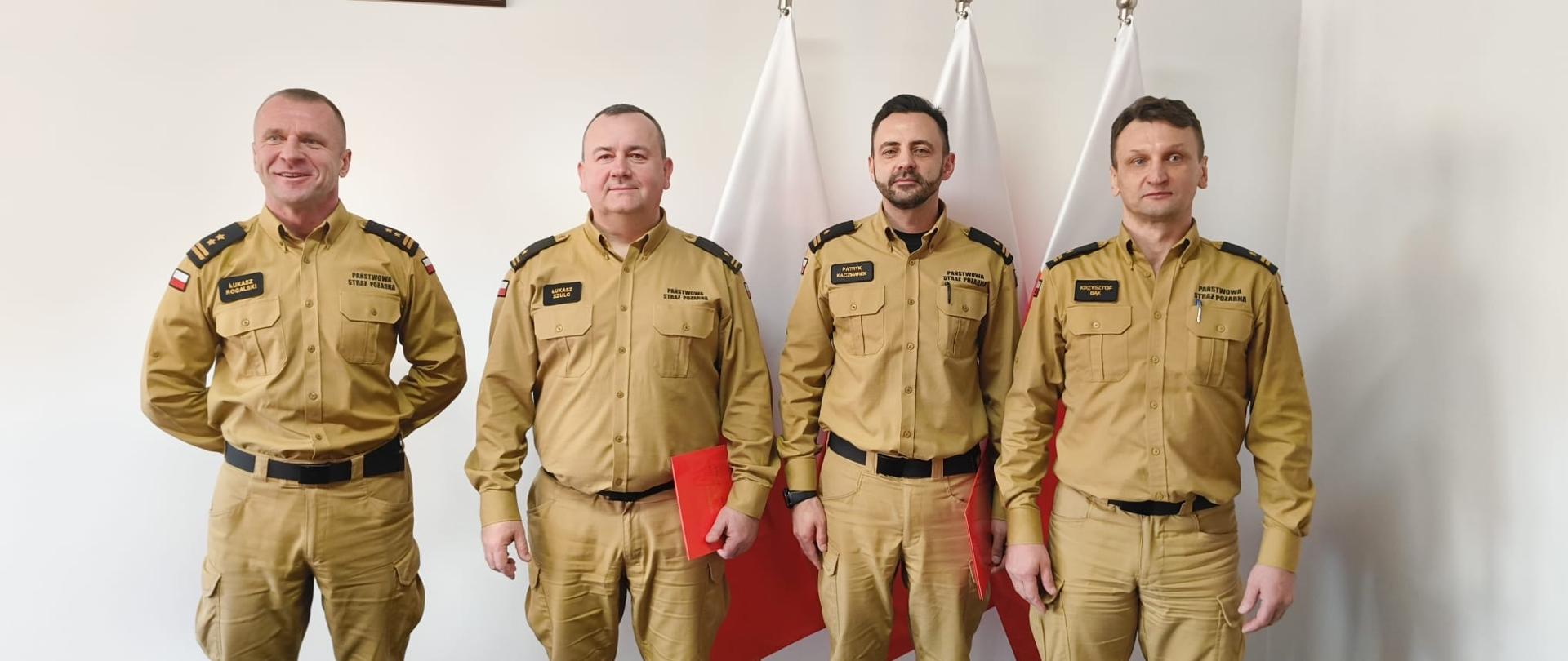Nowo powołani dowódcy JRG z kierownictwem komendy. W tle wisi godło Polski oraz stoją flagi Polski
