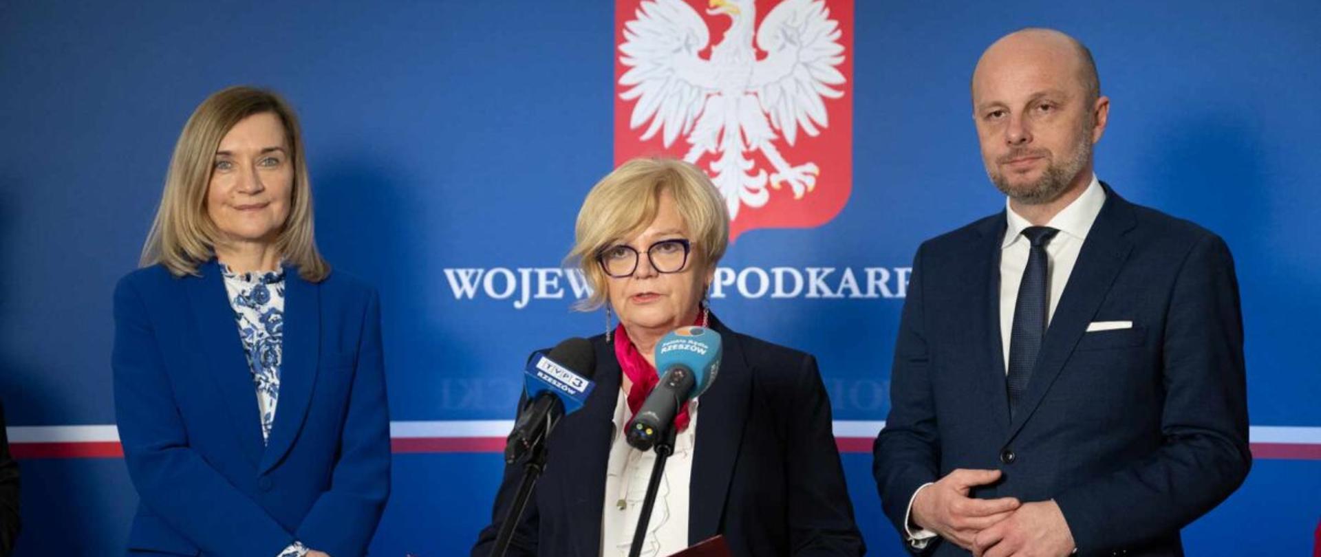 Wojewoda podkarpacki Teresa Kubas-Hul zabiera głos podczas konferencji prasowej