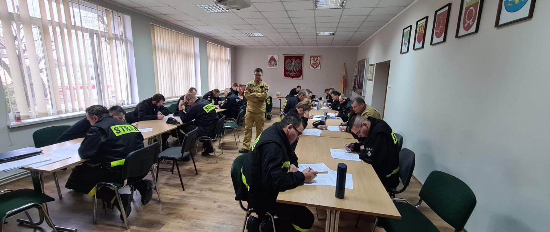 Widać strażaków na świetlicy podczas szkolenia