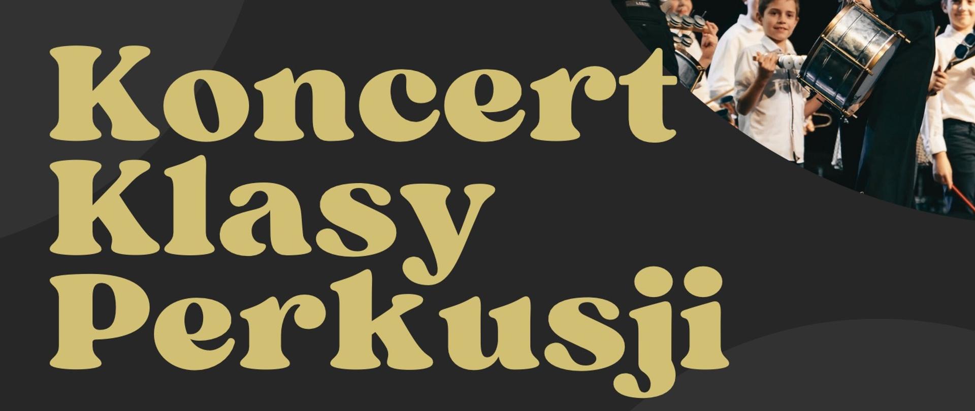 Plakat z wydarzeniem - Plakat promujący wydarzenie muzyczne pt. “Koncert Klasy Perkusji”. Na górze plakatu znajduje się napis: „Sekcja instr. Dętych, Akordeonu i Perkusji”. Centralnie umieszczony jest tytuł wydarzenia dużą, żółtą czcionką: „Koncert Klasy Perkusji”. Po prawej stronie znajdują się informacje: „Aula ZPSM im. K. Pendereckiego w Dębicy”, „26.05.2025” oraz „GODZ. 18:30”. Plakat zawiera dwa zdjęcia – na górze nauczyciele przybijają sobie piątkę na scenie, w tle uczniowie z instrumentami perkusyjnymi; na dole grupa uczniów i nauczycieli uśmiecha się do wspólnego selfie na scenie koncertowej z publicznością w tle.