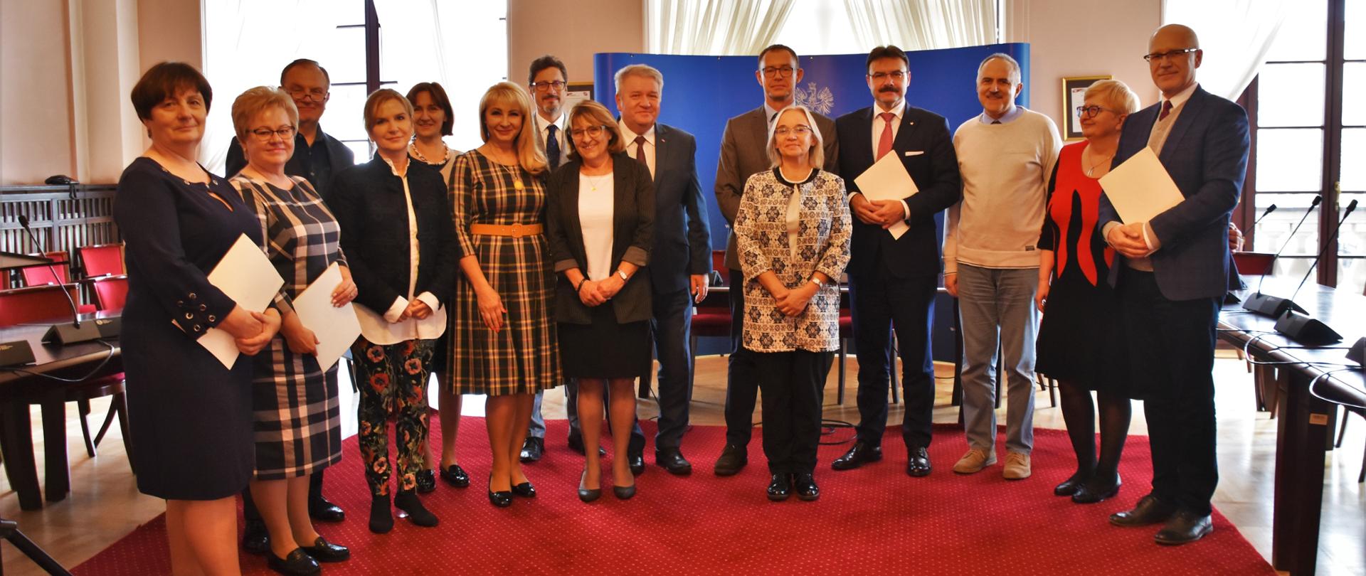 Wspólne zdjęcie Wicewojewody Mazowieckiego Sylwestra Dąbrowskiego oraz Haliny Krajkowskiej, Zastępca Dyrektora Wydziału Zdrowia z wojewódzkimi konsultantami medycznymi