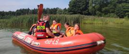 Obozowicze wraz z funkcjonariuszami KP PSP w Kwidzynie pływają łodzią ratowniczą.
