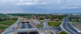 S52 Północna Obwodnica Krakowa, węzeł Zielonki i tunel. Widoczna zabudowa jednorodzinna, a w tle wielkomiejska