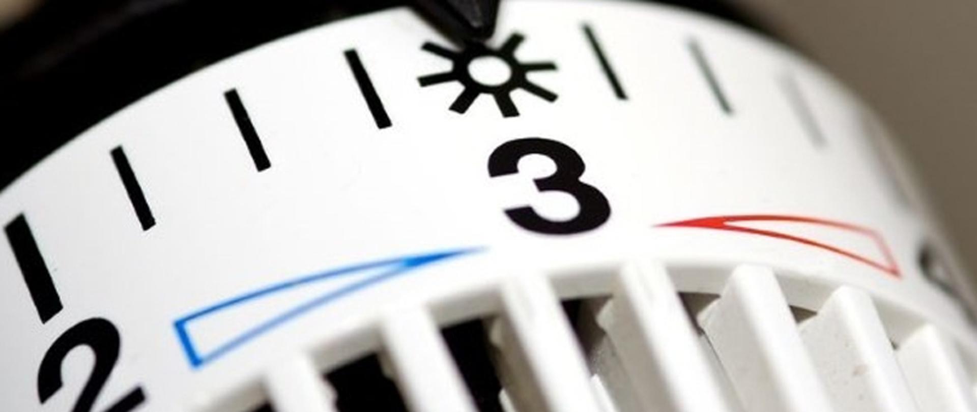 Termostat z pokrętłem ustawionym na 3, z oznaczeniami temperatury i symbolem słońca wskazującym tryb ogrzewania.