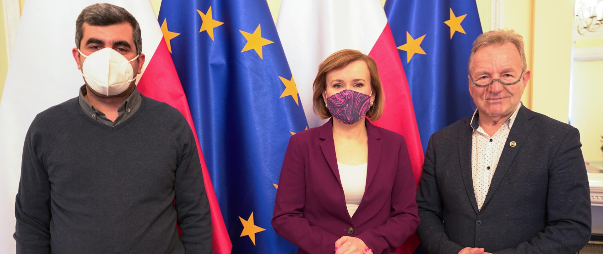 Sekretarz Stanu Anna Krupka, Andrzej Supron, prezes Polskiego Związku Zapaśniczego oraz Ramil Ahmadov przedstawiciel Światowej Federacji Zapaśniczej.