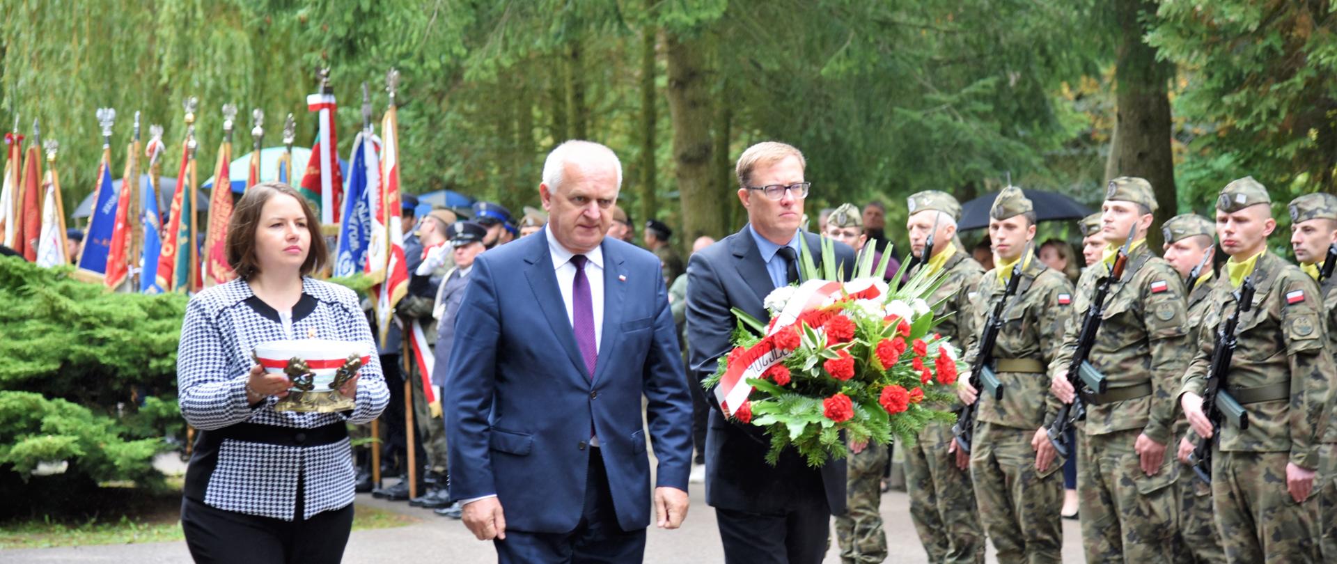 Obchody Dnia Sybiraka połączone z Dniem Pamięci Ofiar Zbrodni Katyńskiej, wojewoda lubuski składa kwiaty