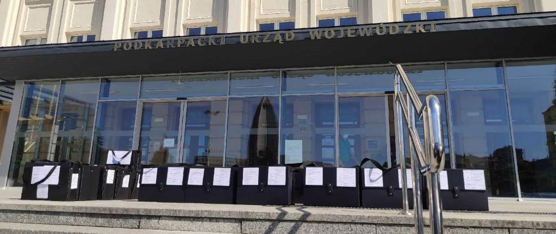 Teczki z dokumentami przed UW Rzeszów