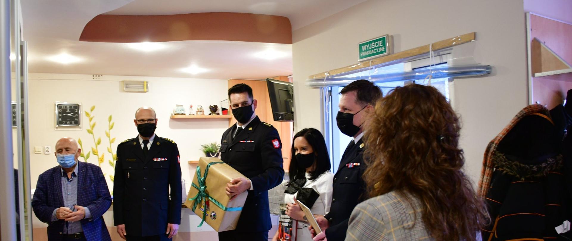 W budynku DPS zgromadzeni pensjonariusze i przedstawiciele PSP