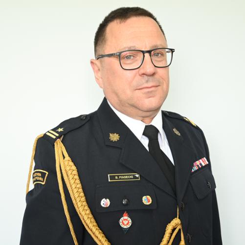Strażak w mundurze wyjściowym ze sznurem.