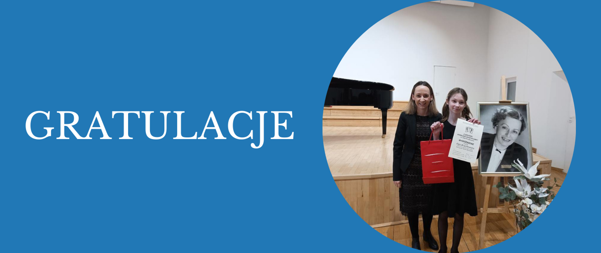 Tło obrazka w kolorze niebieskim, a na nim po lewej stronie biały napis "gratulacje". Po prawej stronie w kole ubrana na czarno kobieta, obok niej dziewczyna z kitkami ubrana na czarno, która trzyma dyplom i czerwoną torebkę z prezentem. Obok nich na stojaki czarno- biały portret.