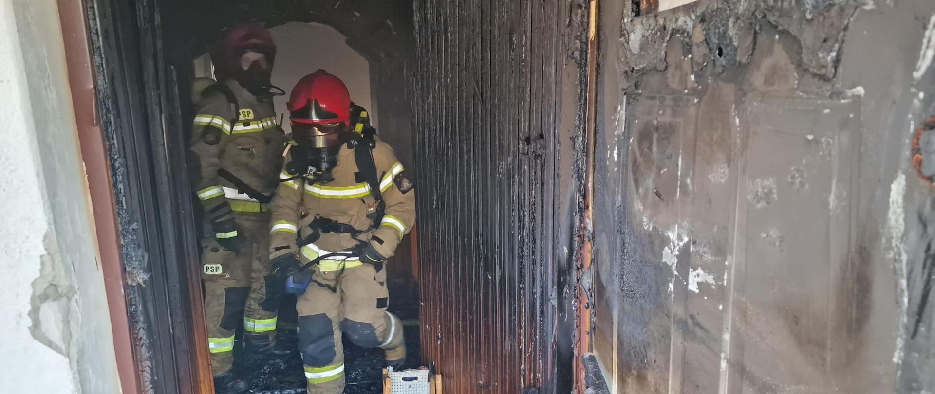 strażacy sprawdzają pomieszczenia przy użyciu kamery termowizyjnej