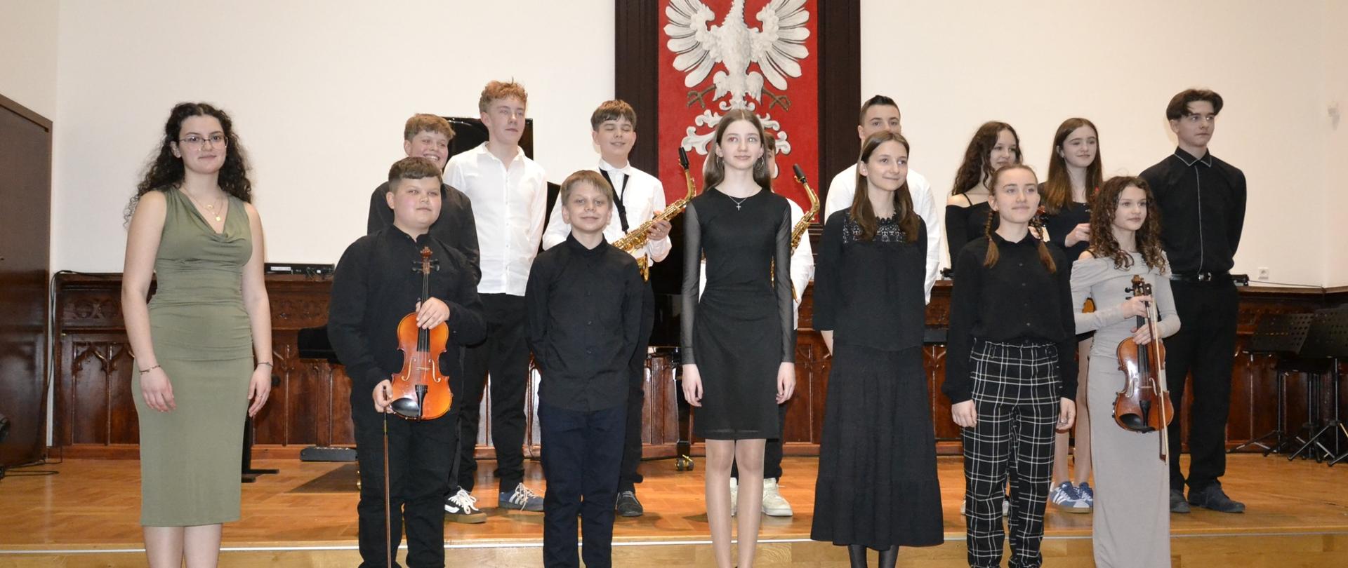 uczniowie klasy VIaib cyklu 6-letniego PSM I stopnia podczas koncertu klasowego w Sali Królewskiej PSM Mielec