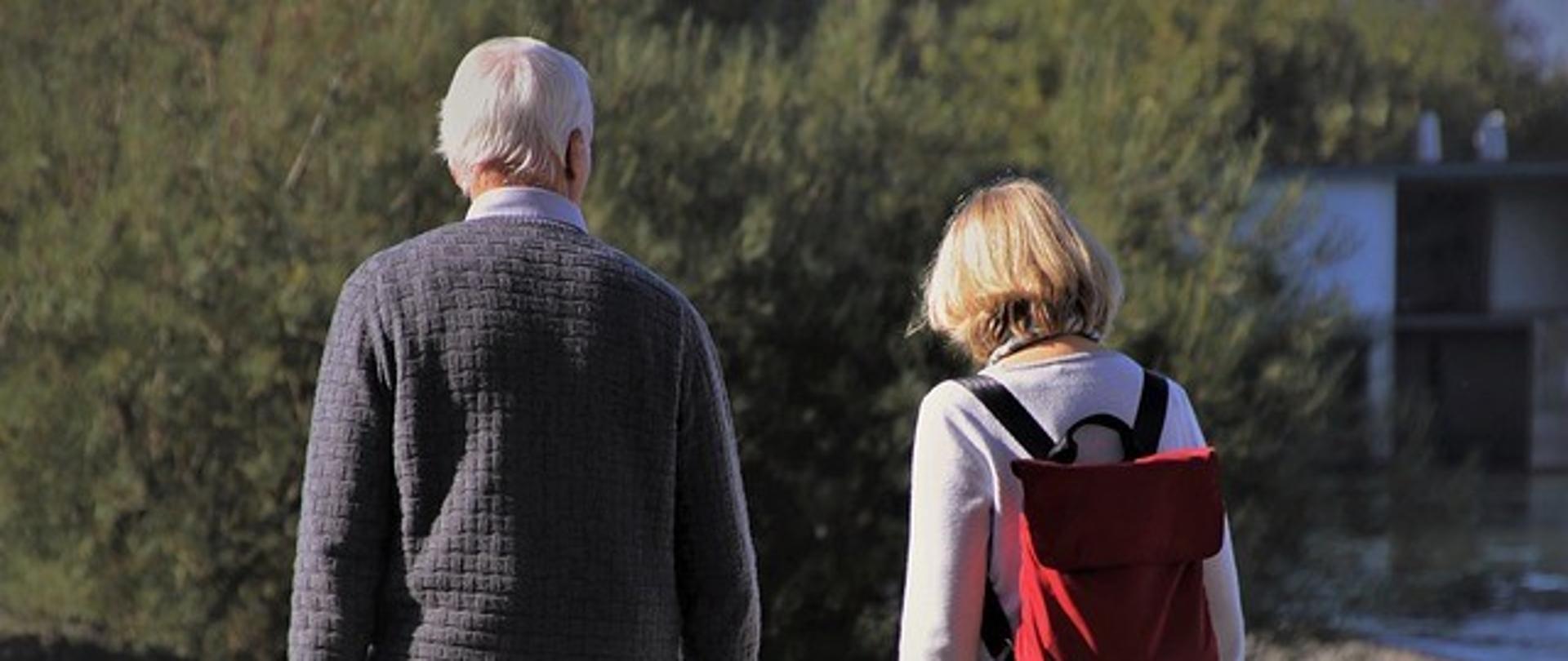 Senior z wnuczką zdjęcie od tyłu