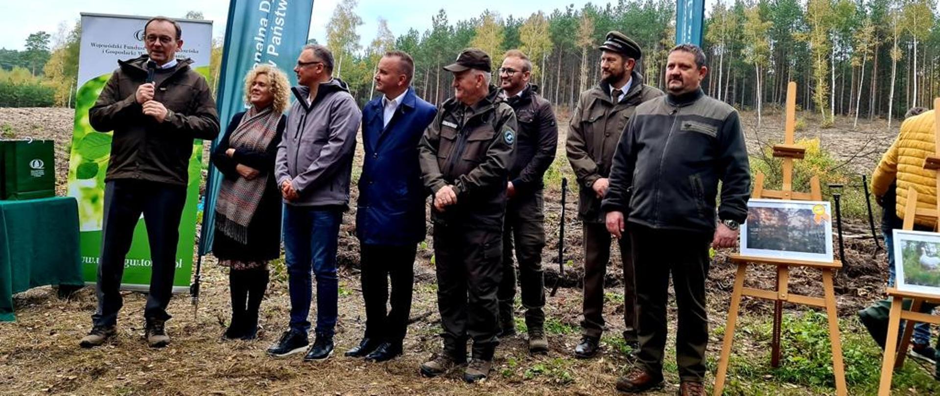 Wiceminister Edward Siarka wziął udział w akcji sadzenia drzew z przedstawicielami Wojewódzkiego Funduszu Ochrony Środowiska i Gospodarki Wodnej w Toruniu