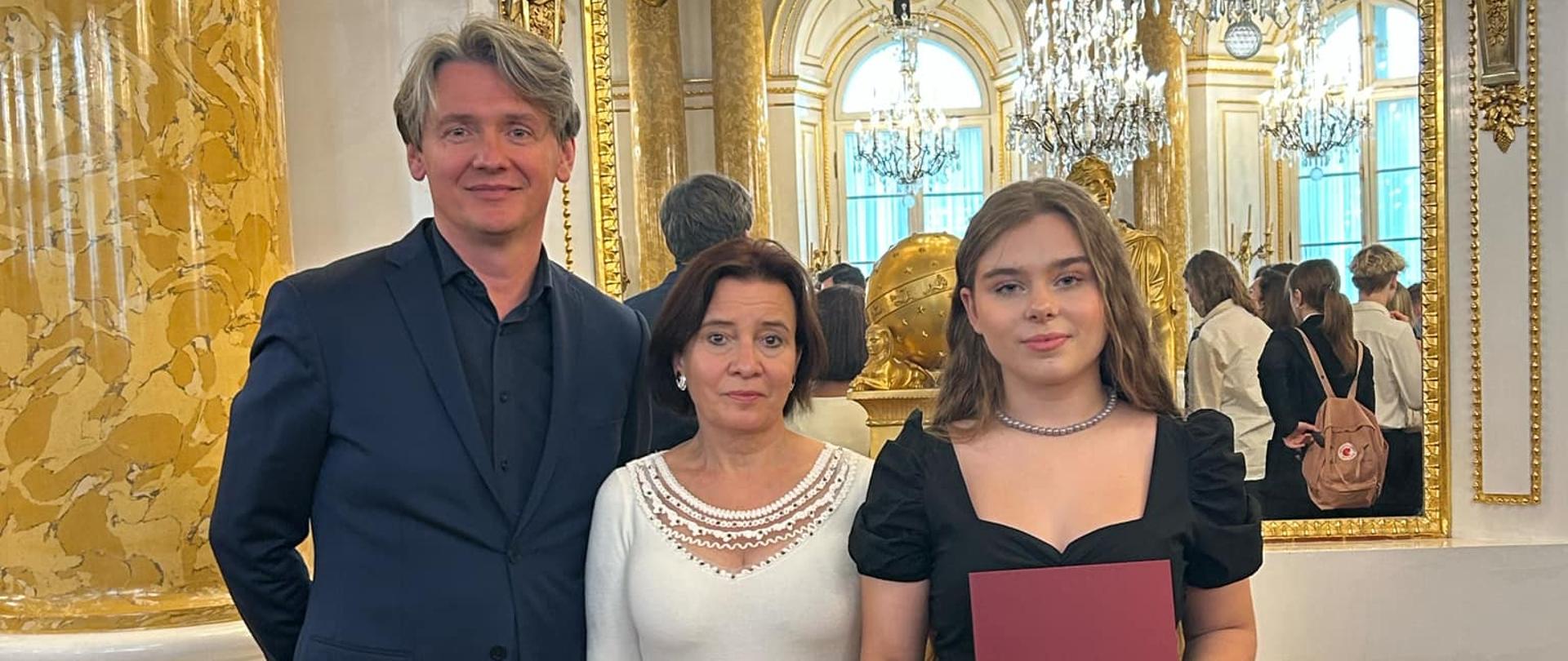 Julia Kalicka w Zamku Królewskim w Warszawie odebrała Stypendium Ministra Kultury i Dziedzictwa Narodowego.
Zdjęcie grupowe. Od lewej: pan dyrektor Radosław Żyła, pani Agnieszka Cypryk-Chmielewska, Julia Kalicka