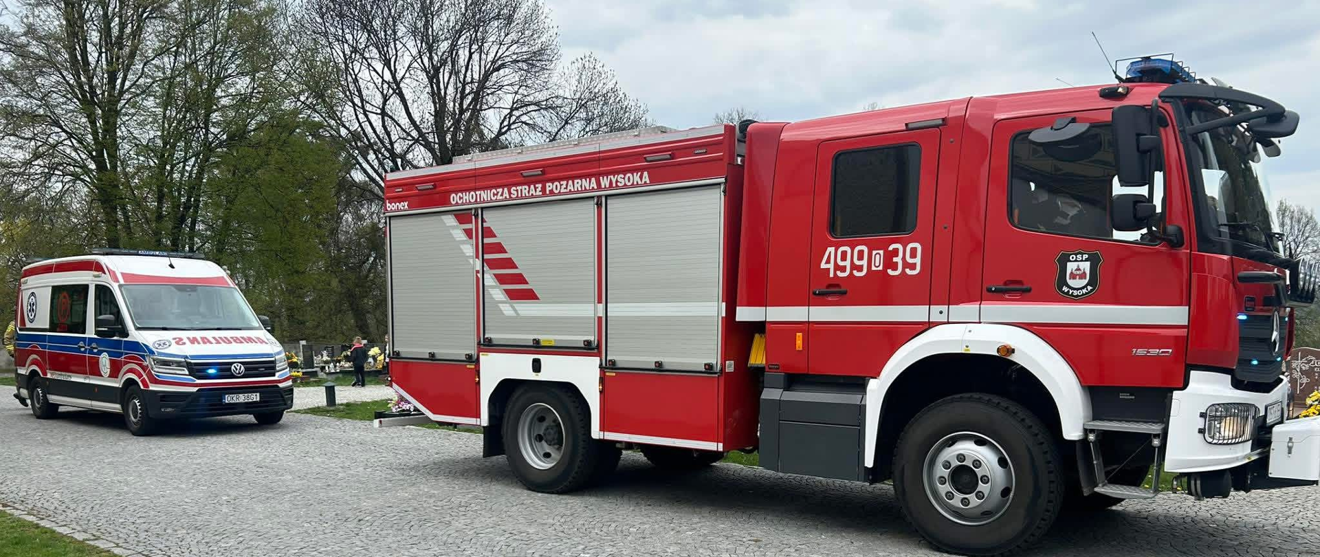 Na zdjęciu widać samochód pożarniczy oraz ambulans