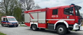 Na zdjęciu widać samochód pożarniczy oraz ambulans