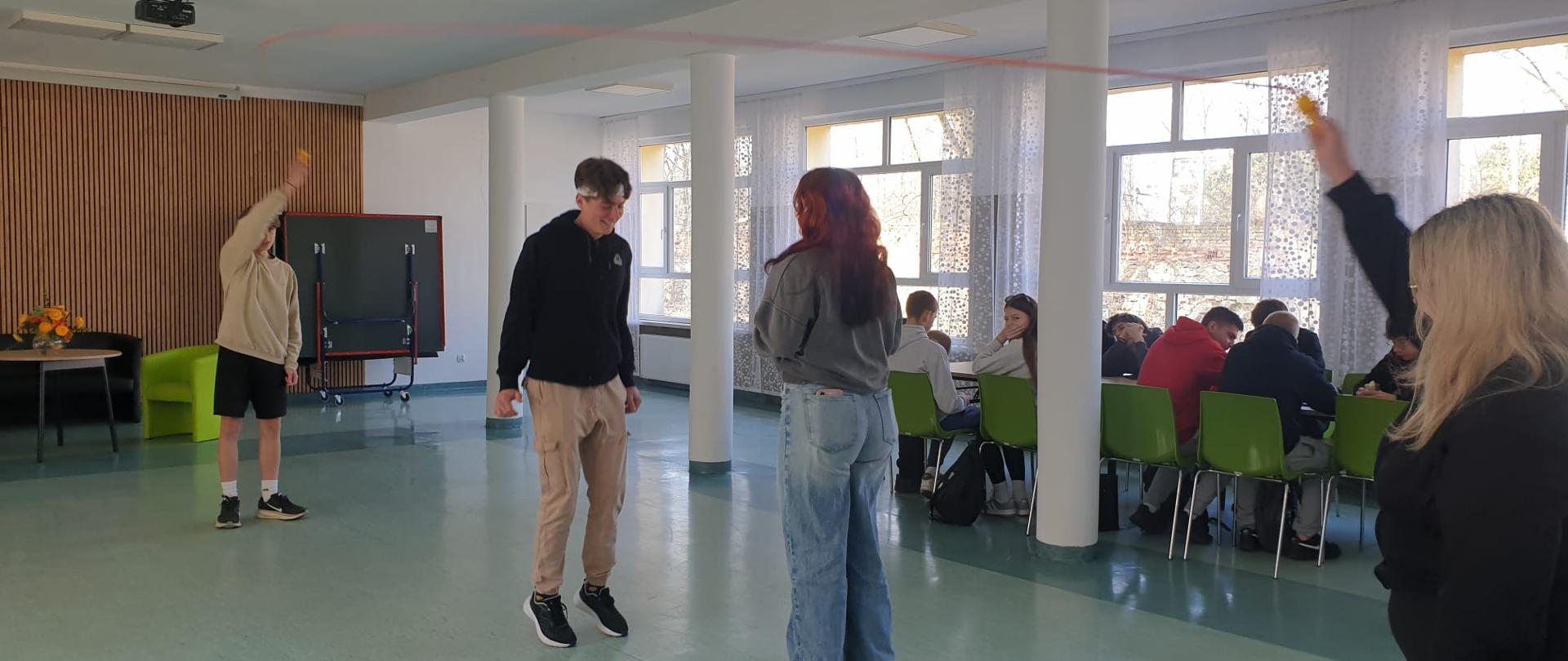 Uczniowie ZSCKR podczas zajęć ruchowych w internacie