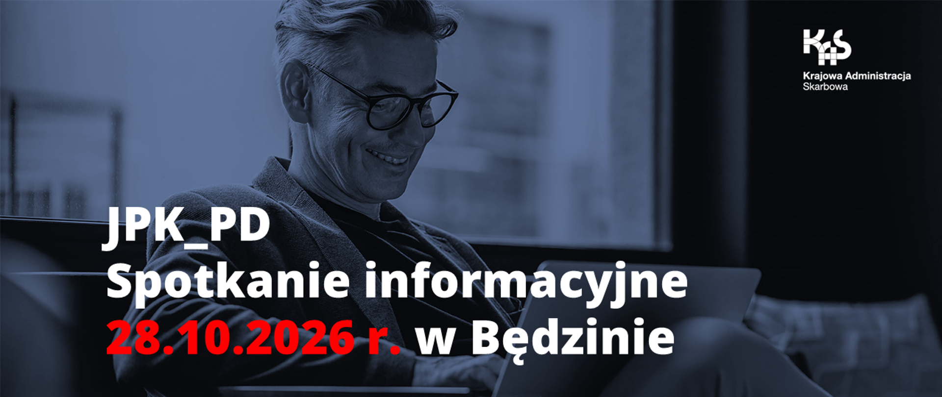 Zdjęcie uśmiechniętego mężczyzny pracującego z laptopem. Poniżej tekst: JPK_PD. Spotkanie informacyjne 28.10.2026 r. w US w Będzinie