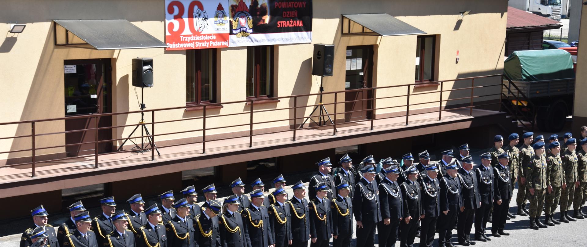 Zdjęcie przedstawia strażaków podczas uroczystości obchodó Dnia Strażaka 2022
