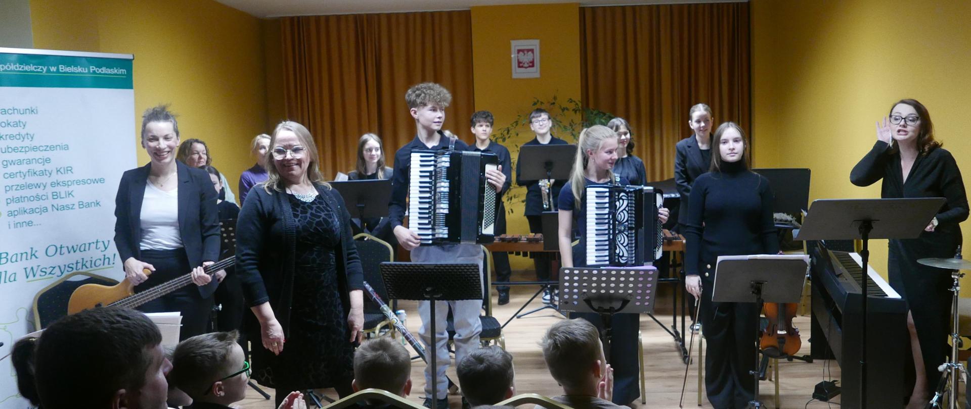 Zespół muzyczny dostaje gromkie brawa po koncercie.