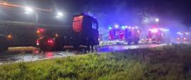 Strażacy i pojazdy ratowniczo gaśnicze biorące udział w zdarzeniu w miejscowości Palczyn gm. Złotniki Kujawskie