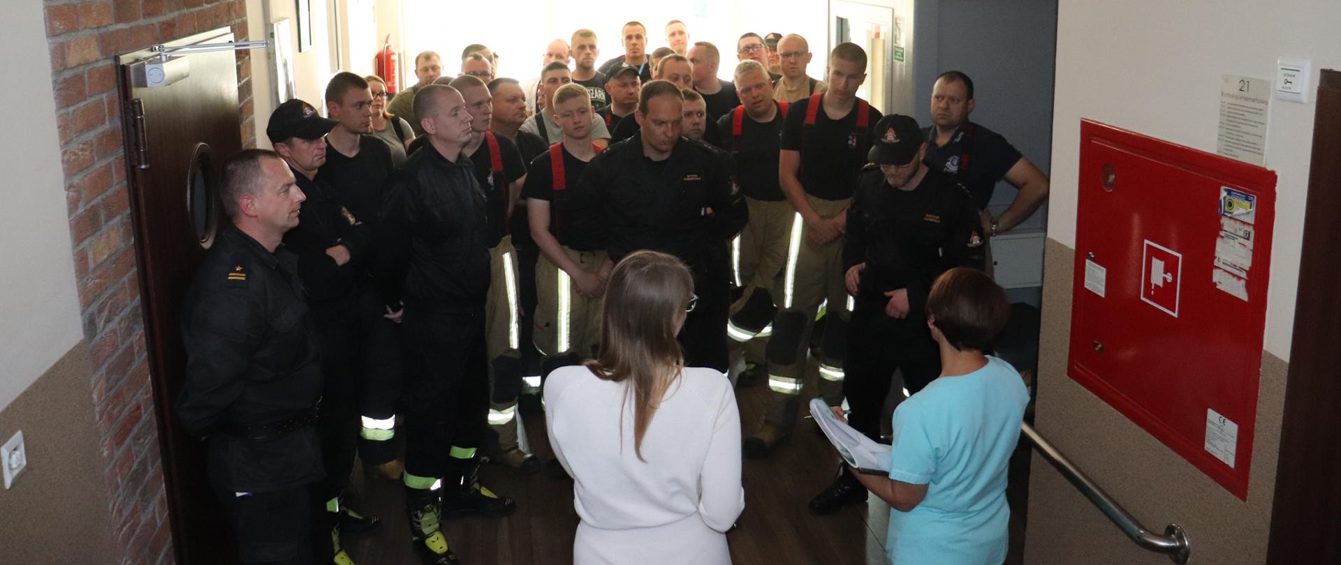 EWAKUACJA PODOPIECZNYCH DPS W MOŚCISZKACH. Strażacy podczas ćwiczeń ewakuacji podopiecznych Domu Pomocy Społecznej w Mościszkach zapoznają się z obiektem.