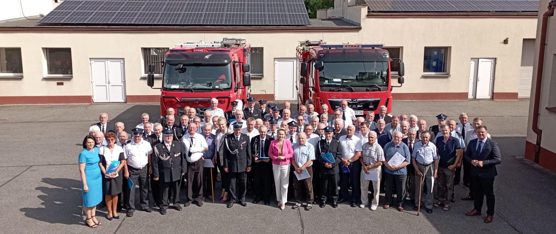 widoczni uczestnicy uroczystości na placu wewnętrznym KP PSP w Kępnie