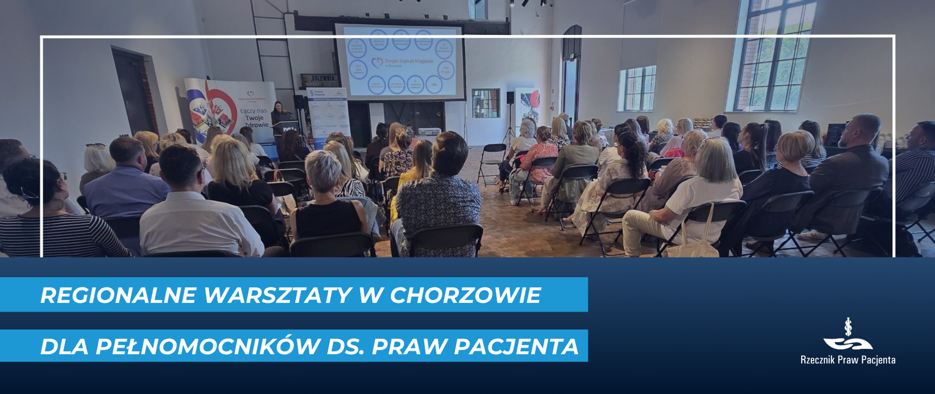 Grafika przedstawia zdjęcie uczestników konferencji i widocznym z prelegentem. Pod spodem napis: Regionalne Warsztaty w Chorzowie dla Pełnomocników ds. Praw Pacjenta