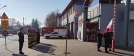 Strażacy ubrani oddają honory z okazji 11 listopada