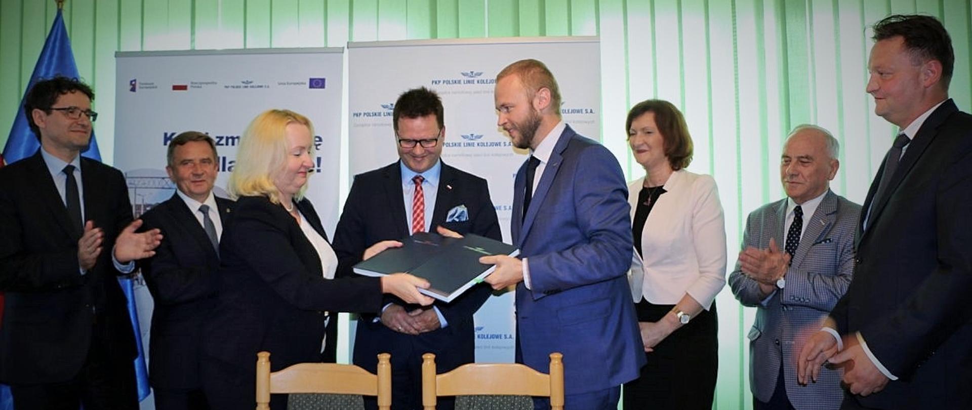 W uroczystości podpisania umów uczestniczył wiceminister infrastruktury A. Bittel