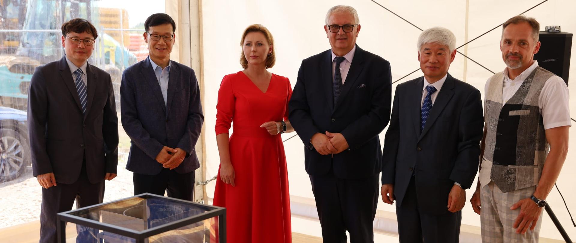 Wiceminister rozwoju i technologii Grzegorz Piechowiak wraz Magdaleną Hilszer wiceprezes Kostrzyńsko-Słubickiej Specjalnej Strefy Ekonomicznej oraz przedstawicielami firmy AJU POLAND wmurowali kamień węgielny pod fabrykę wyrobów stalowych z blach powlekanych.