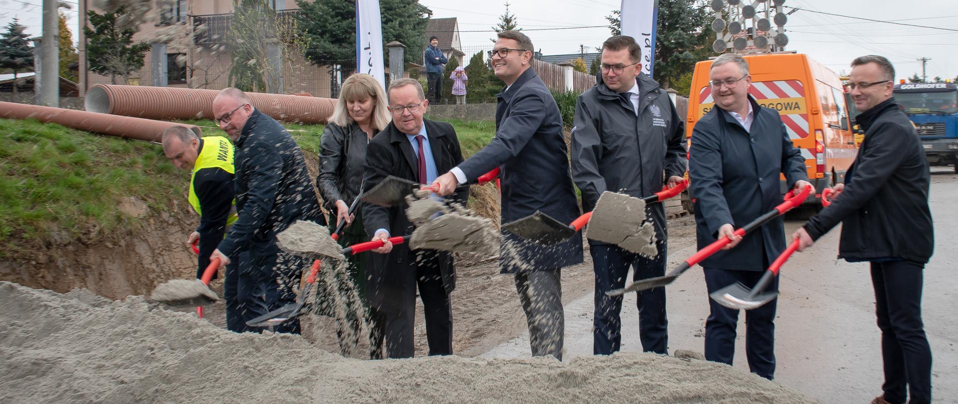Wbicie łopaty pod przebudowę drogi północnej w Jaworniku koło Myślenic