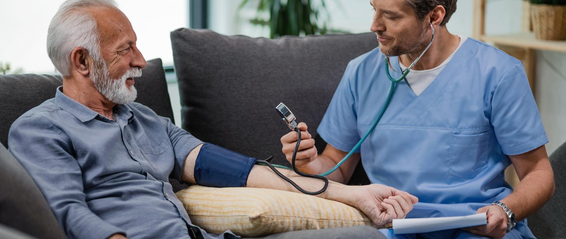 Zdjęcie przedstawia lekarza badającego pacjenta