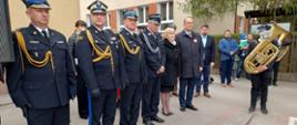 Na zdjęciu od lewej brygadier Paweł Puchowski Dowódca Jednostki Ratowniczo Gaśniczej w Świeciu, nadbrygadier Jacek Kaczmarek Kujawsko Pomorski Komendant Wojewódzki Państwowej Straży Pożarnej, starszy brygadier Maciej Krzemkowski Komendant Miejski Państwowej Straży Pożarnej we Włocławku, Wiceprezes Zarządu Oddziału Powiatowego Związku Ochotniczych Straży Pożarnych oraz pozostali zaproszeni goście