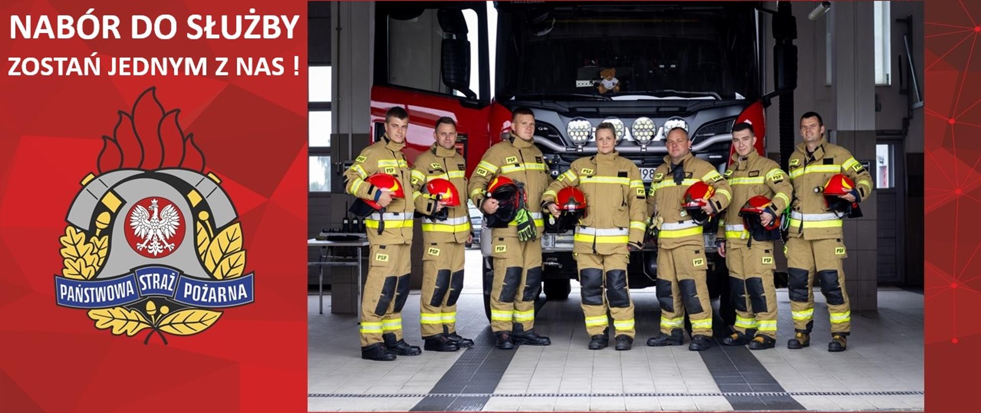 Strażacy komendy stojący w garażu podziału bojowego ubrani w ubrania bojowe, trzymający w rękach hełmy. W tle ciężki samochód gaśniczy marki SCANIA.